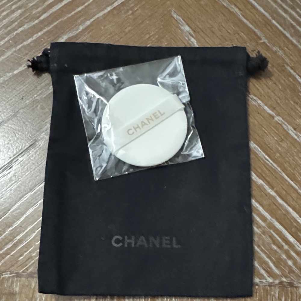 CHANEL White Compact Sponge with Black Drawstring Bag